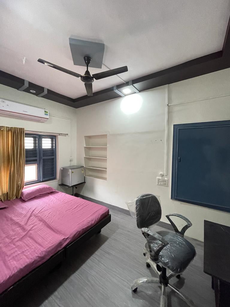 位于Ahmedabad的一间带卫生间的卧室