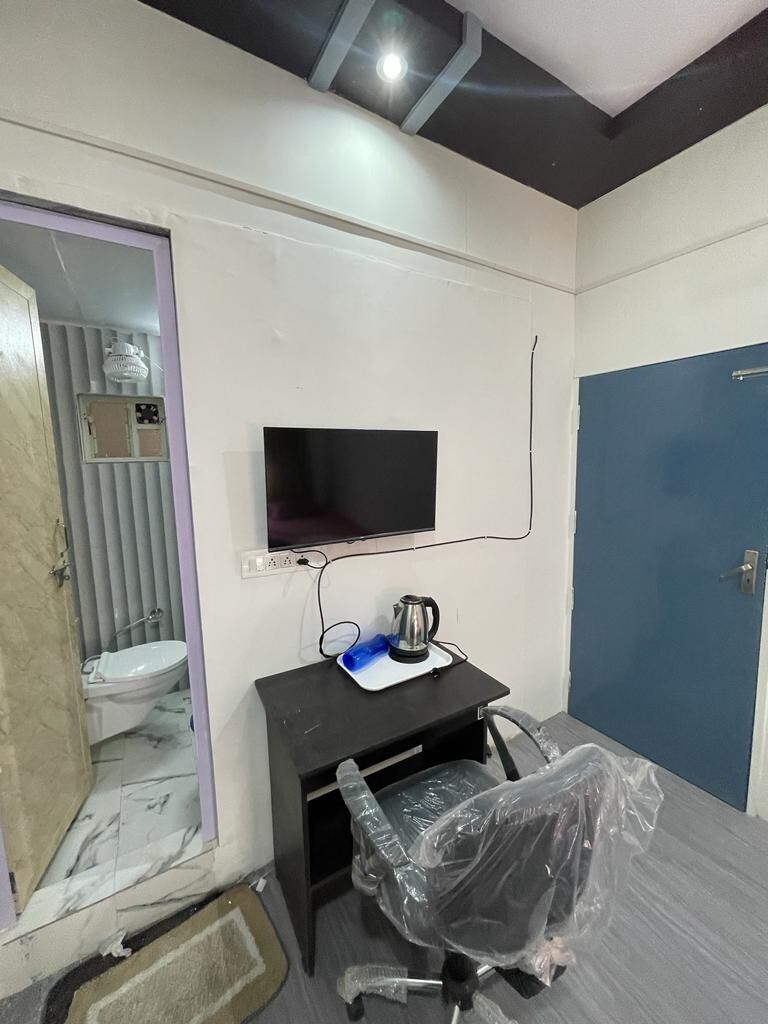 位于Ahmedabad的一间带卫生间的卧室