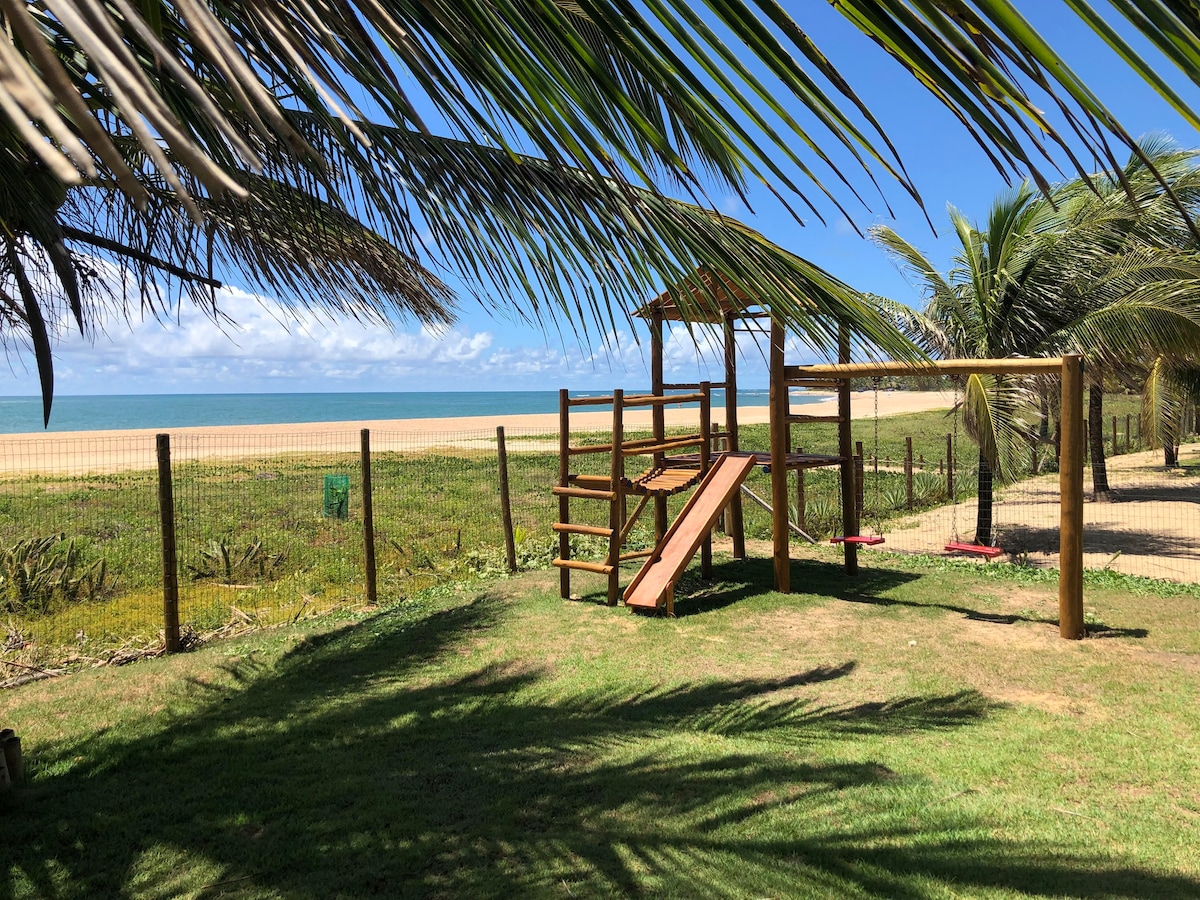 Village aconchegante, frente ao mar, 3 suítes.