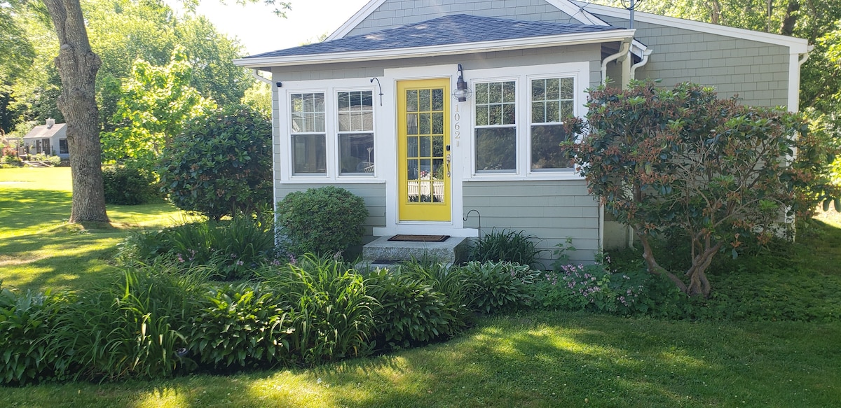 Cozy Cottage on Broadway