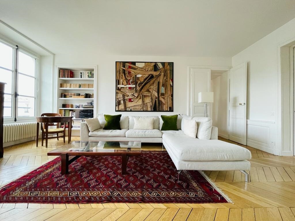 Large historical apartment in the heart of Paris