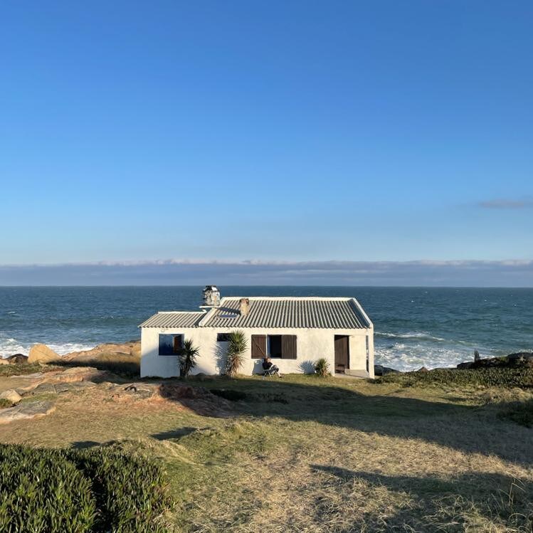 Casa frente al mar sobre las rocas de Cabo Polonio