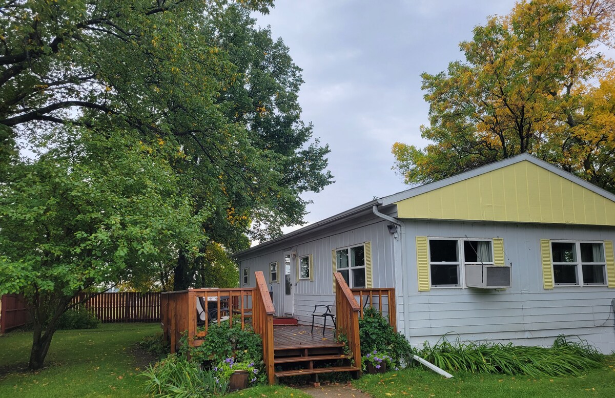 Pipestem Creek Garden Lodging. Bobolink House