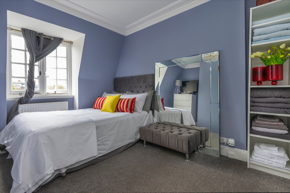 Room in High Street Kensington
