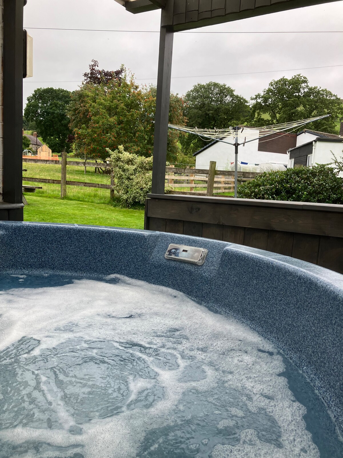 Romantic cottage Tygwyn with all weather Hot Tub.