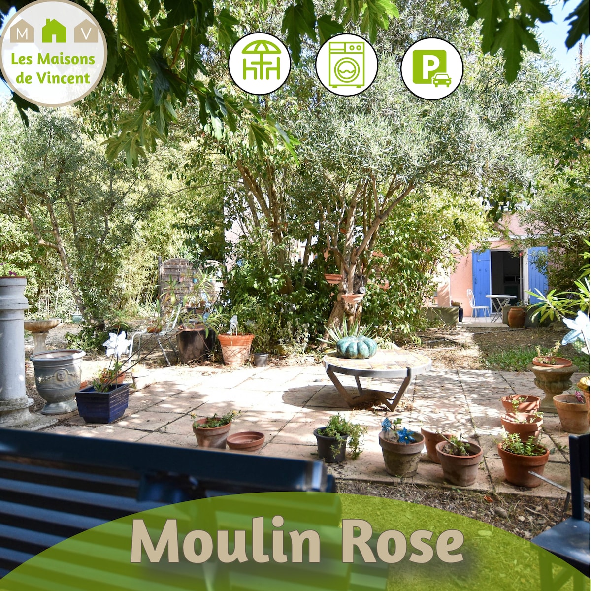 Moulin Rose、花园和停车场