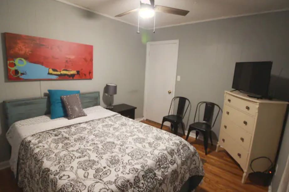 2 Beds, King and Full beds, Minutes from downtown