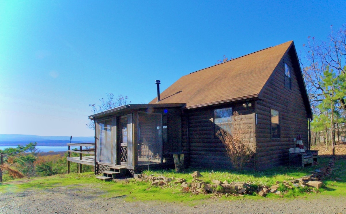 俯瞰威斯特湖（ Lake Wister ）的舒适小木屋