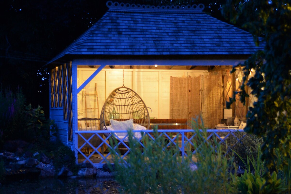 独立热水浴缸和桑拿房斯堪的纳维亚小木屋