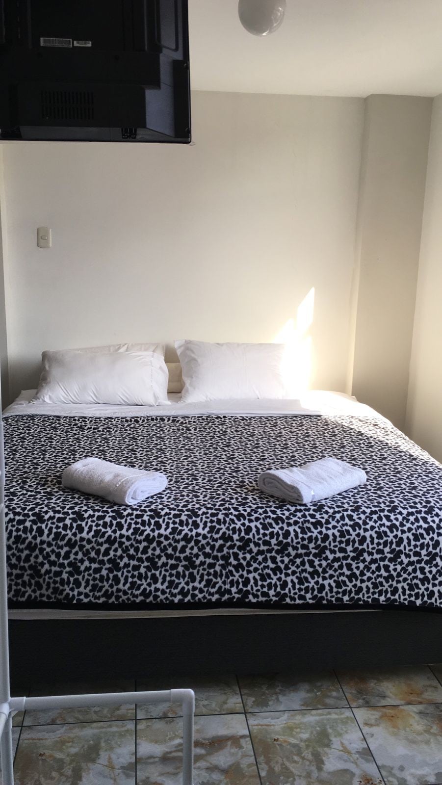 住宿： 3A房间，加大双人床+日式床垫