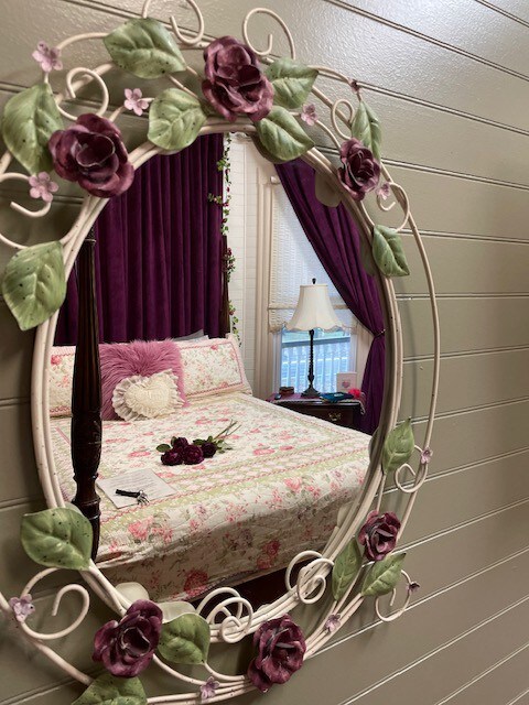 Majestic Jewel Inn~Vintage Rose Suite