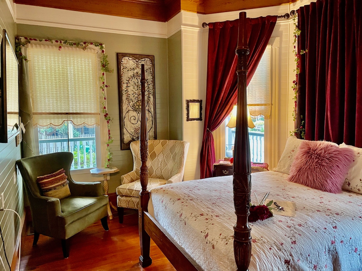 Majestic Jewel Inn~Vintage Rose Suite