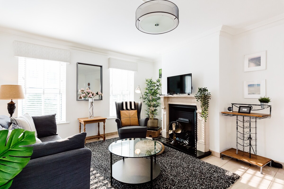 NEW *Luxury Apartment B in Malahide Village