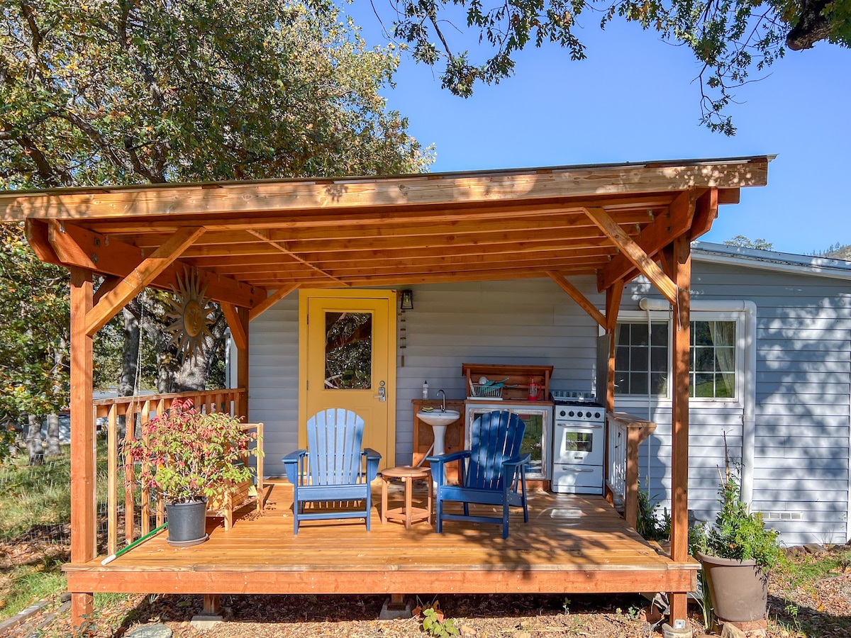 My Little Tuscany: vineyard view, deck & hot tub