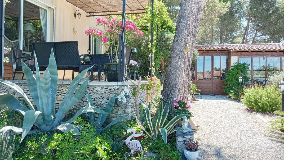 Studio avec  piscine et jardin dans le Gard