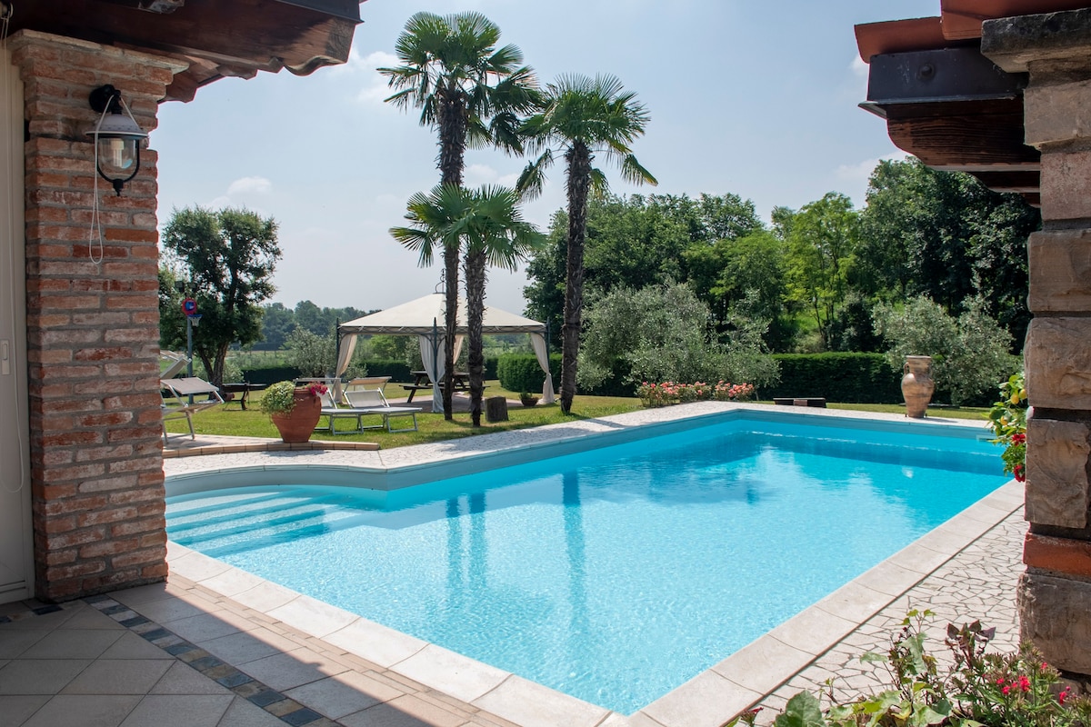 克里斯蒂娜别墅（ Villa Cristina ） ，带伊塞奥·弗朗西亚科塔湖泳池