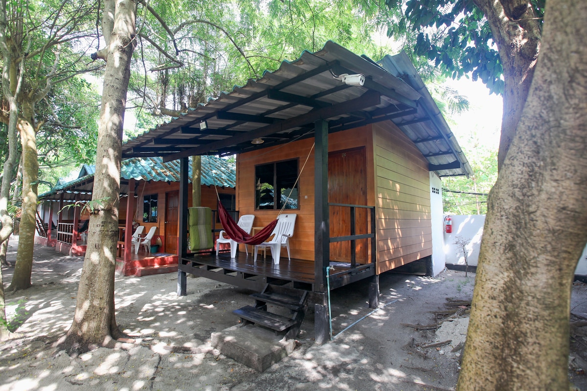 Family Song Wood Bungalow 3, Koh Lipe.