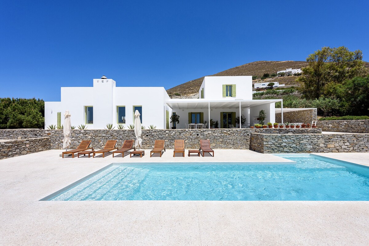 Villa Aktaia, 4 br & private pool close to Parikia