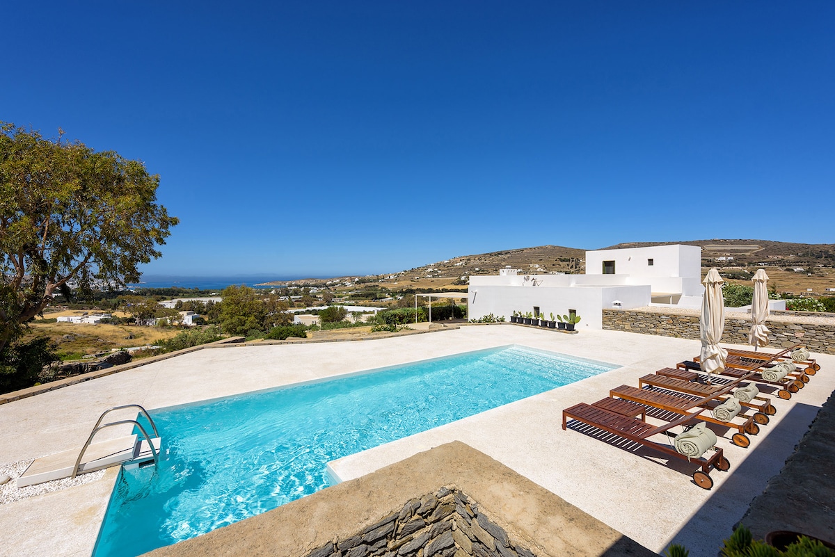 Villa Aktaia, 4 br & private pool close to Parikia