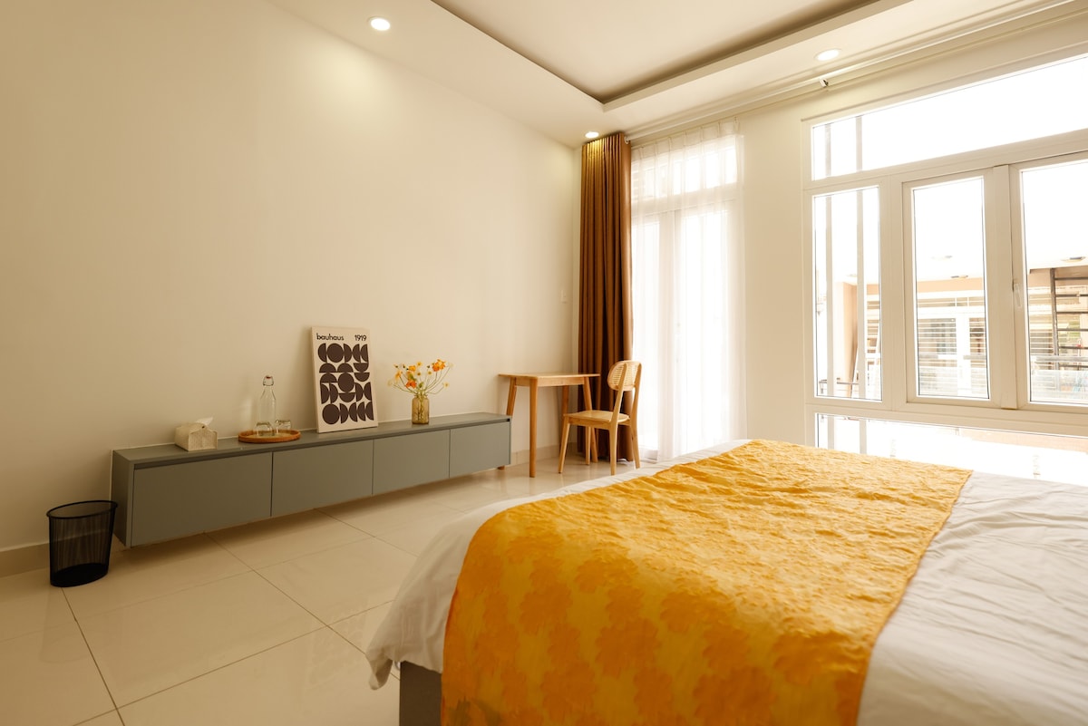 房间2A @ Kitsune Saigon ，中央宽敞的现代化卧室