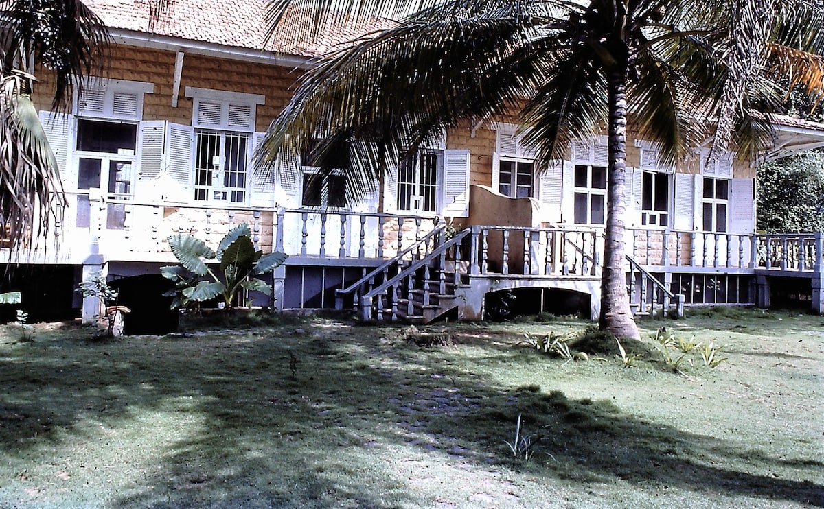 Casa colonial frente ao mar em Sao Tome.