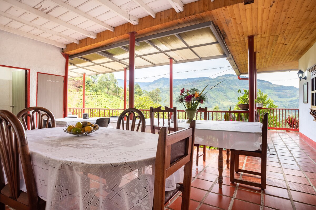 俯瞰360度美景的温馨传统哥伦比亚乡村小屋