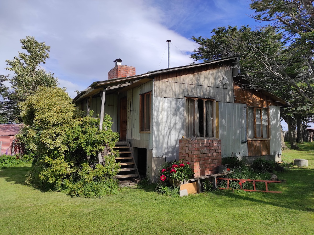 俯瞰蓬塔阿雷纳斯（ Punta Arenas ）乡村小屋