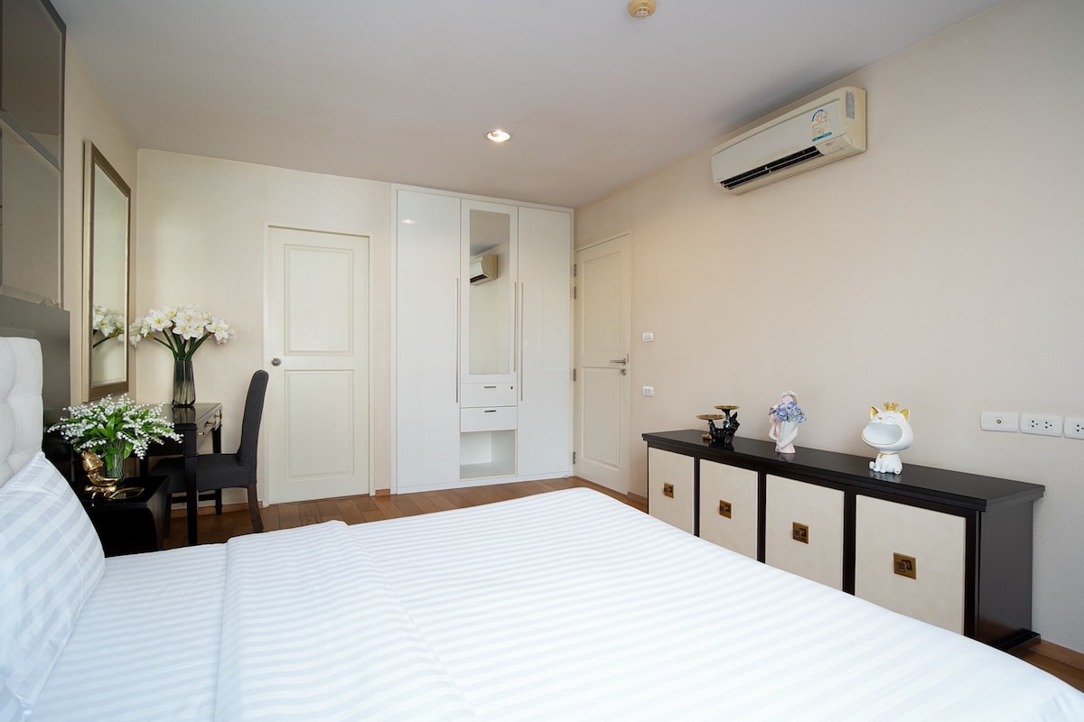 Airy 1BR with Tub 5mins walk to BTS Prompong/Park.