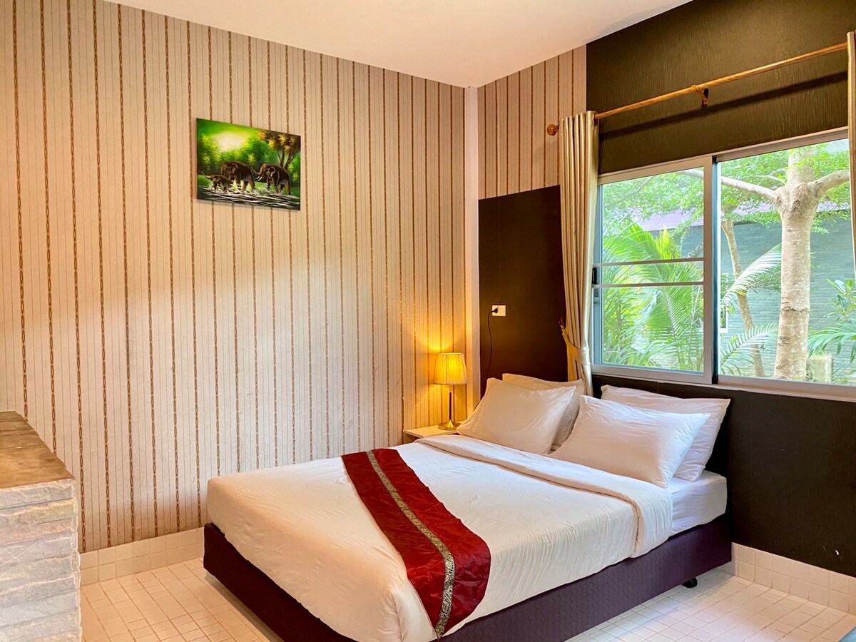 Double room with A/C+ FREE 1 way airport transfer