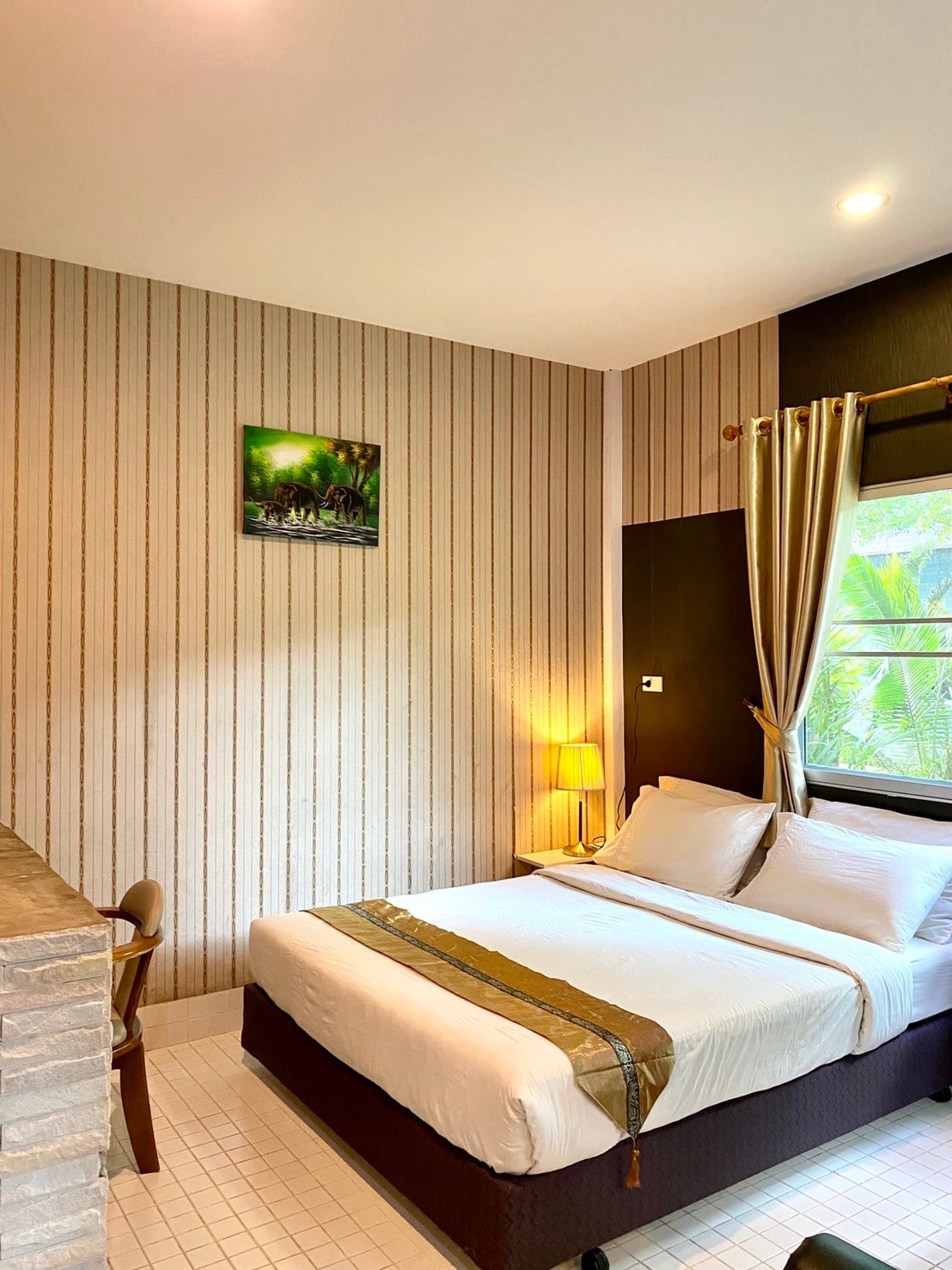 Double room with A/C+ FREE 1 way airport transfer