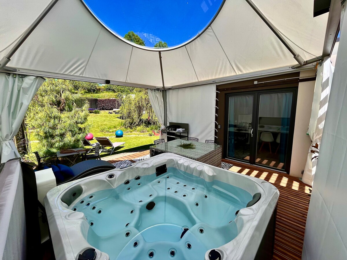 Sylvestre Lodge ，带私人热水浴缸，禅意起居室