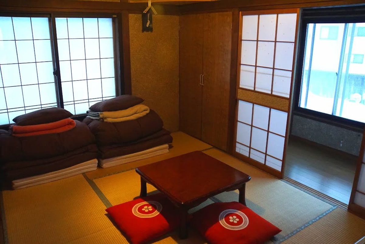 Kadoya背包客基地-日式床垫房