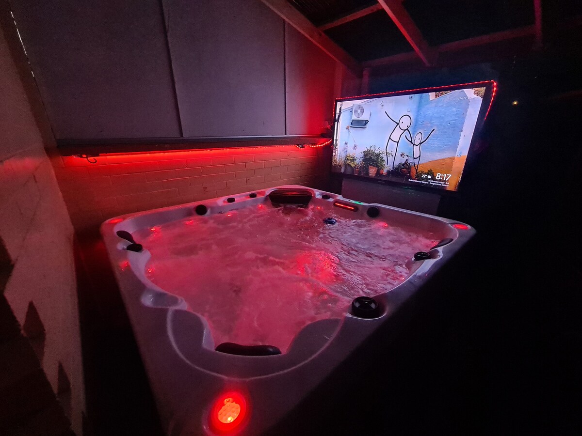 Room5 - Hot Tub, Ice Bath, Gym, Sauna & Pool Table