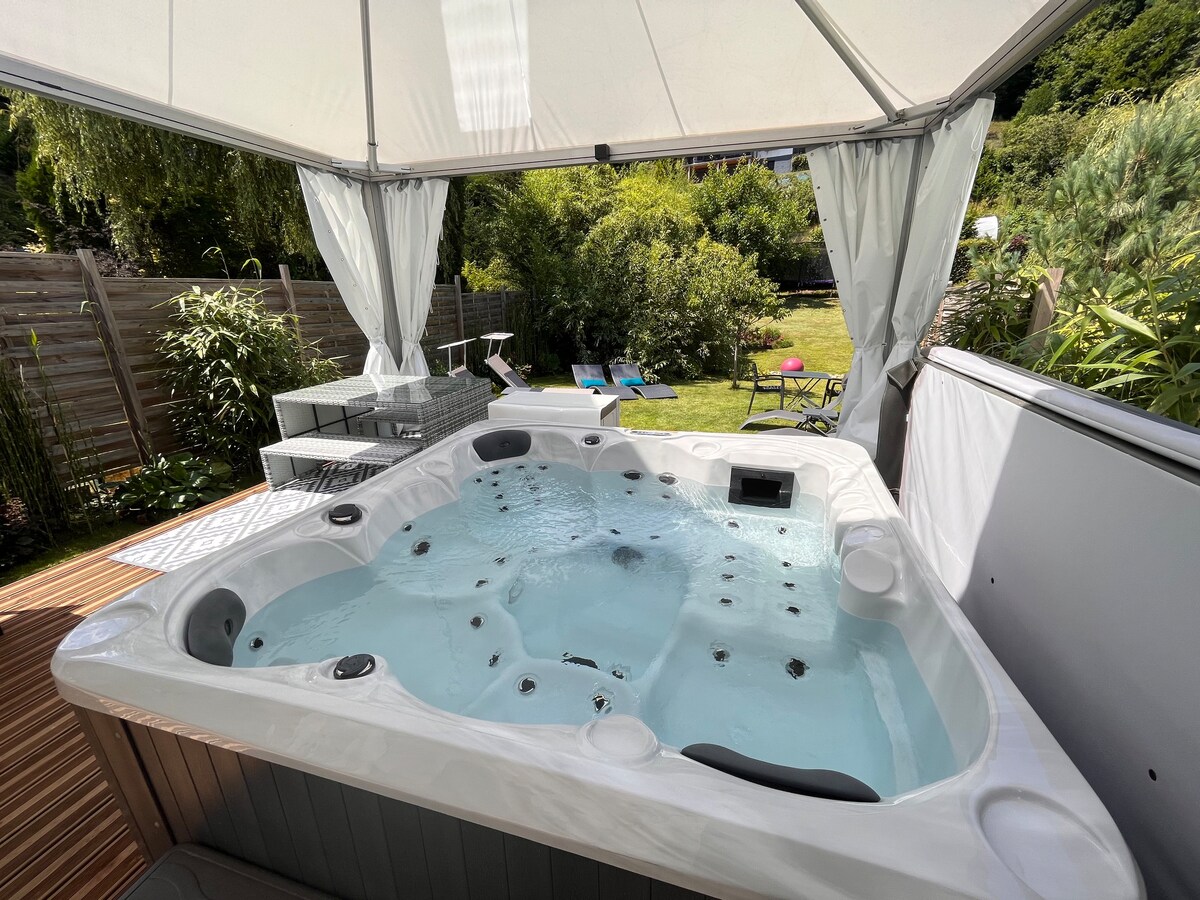 Starlette Lodge ，带私人热水浴缸，禅意起居室