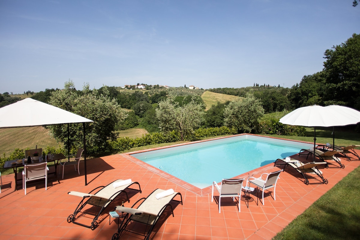 Tirinzano别墅可容纳14位房客，设有私人泳池