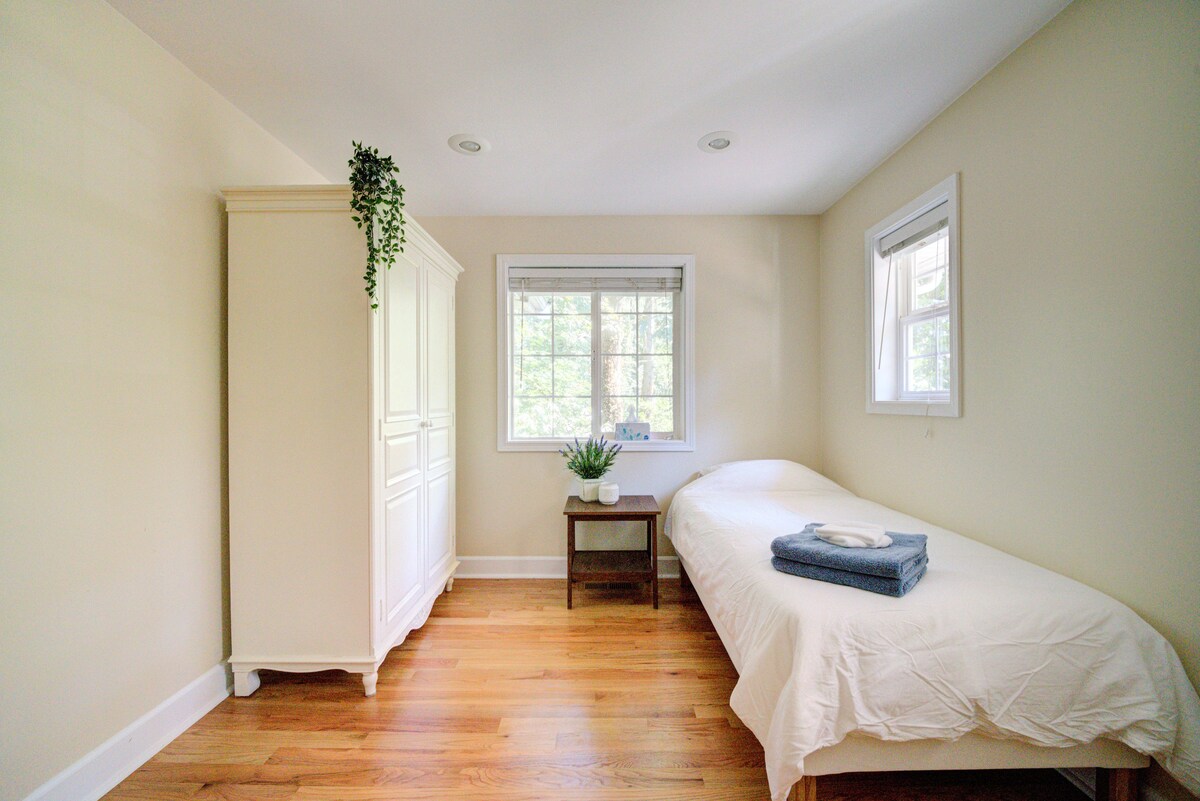 Cozy Corner Room In Lake Forest Park