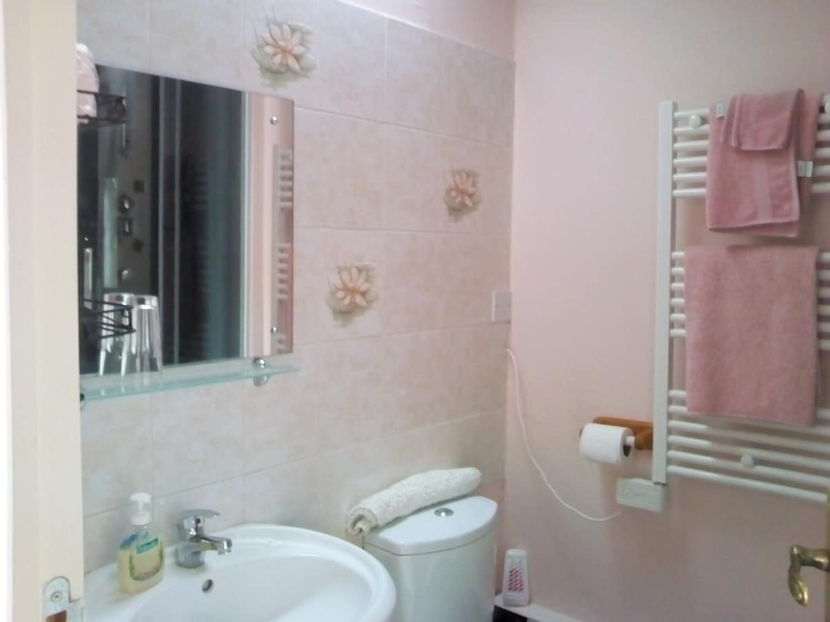 La Maison Jaune - Pink Double bedroom