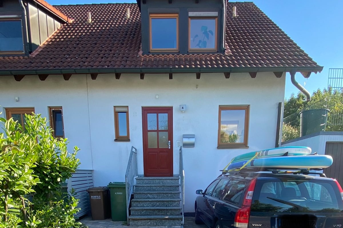 Quiet corner townhouse with garden & BBQ