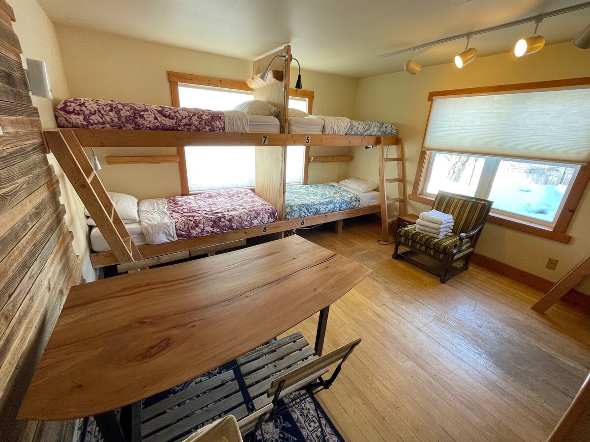 温斯罗普旅舍里的合住房间共用双层床房间