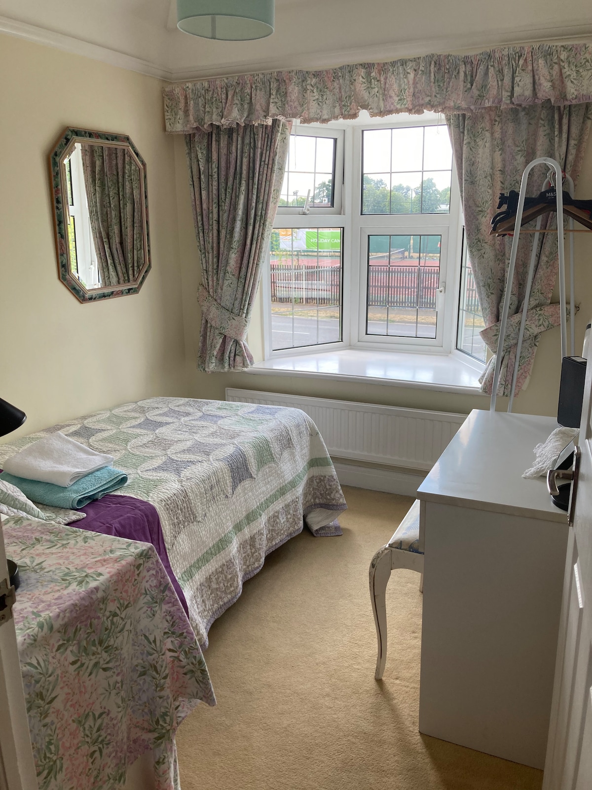 Near Hampton Court  Single small room