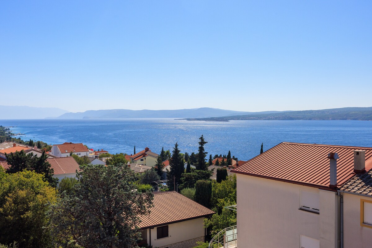 Well maintained holiday apartment with sea view