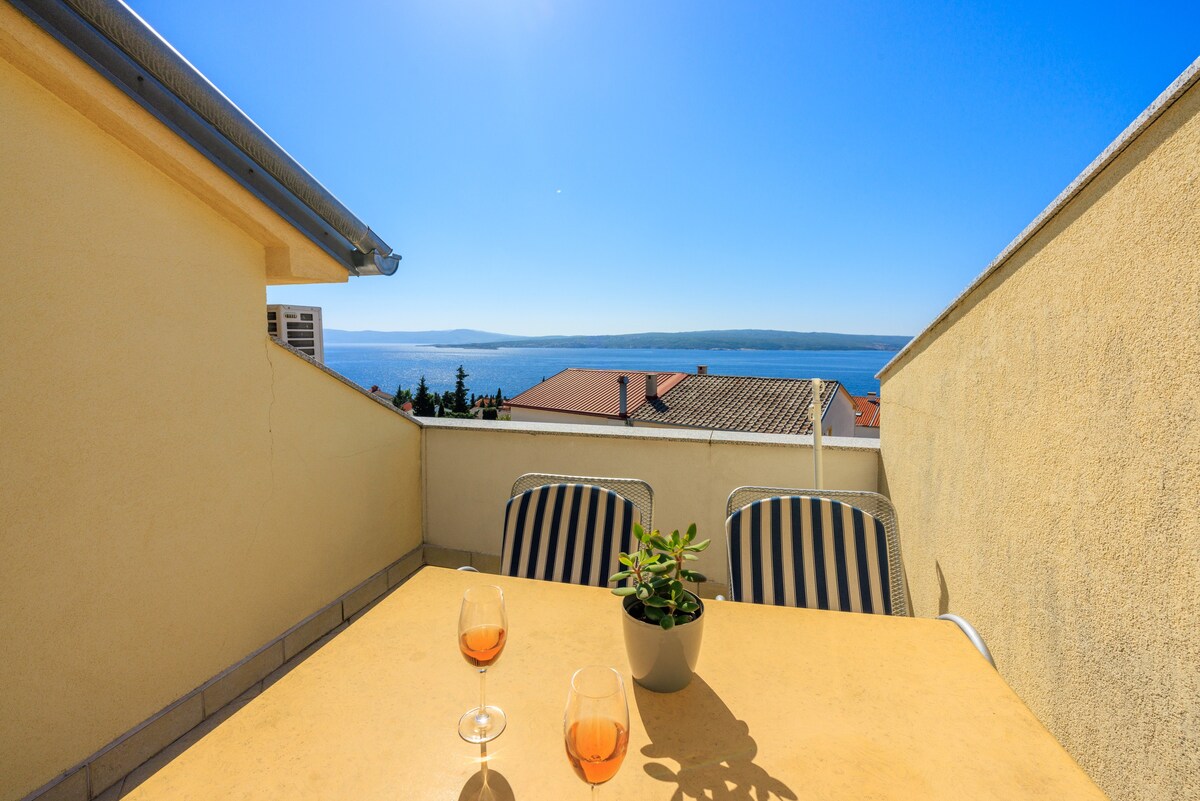 Well maintained holiday apartment with sea view