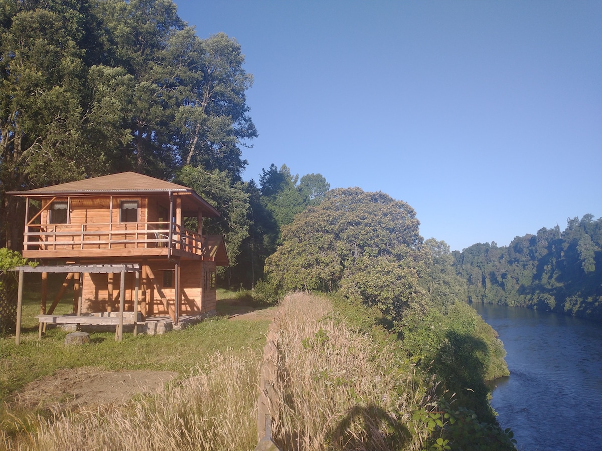 Cabaña en el campo con vista al río Bueno