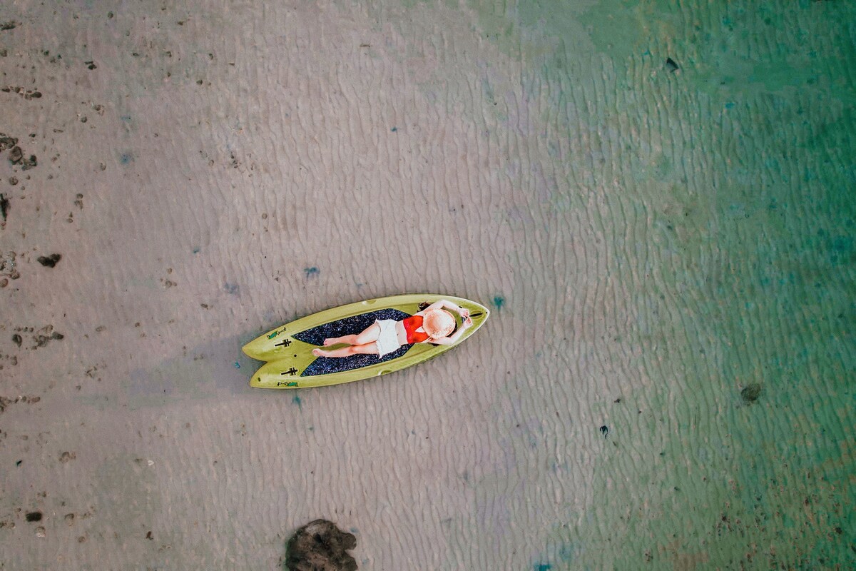 带起居区的舒适房间，距离海滨有点远