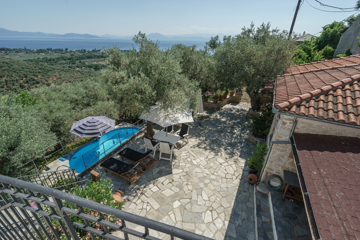 Mediterranes Landhaus am Berg mit Pool & Meerblick