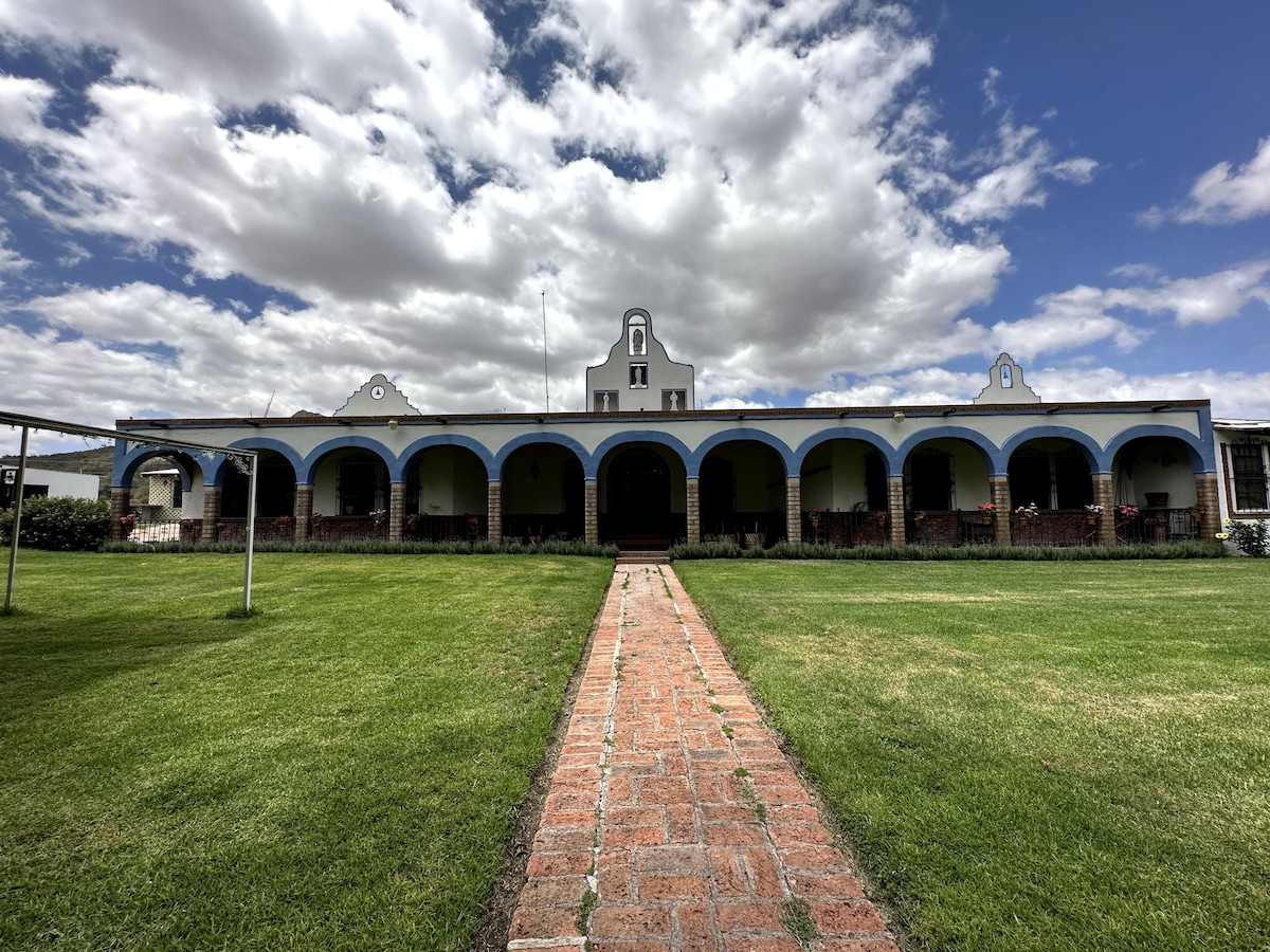 Hacienda Tierra Quemada ，位于57号联邦高速公路上。