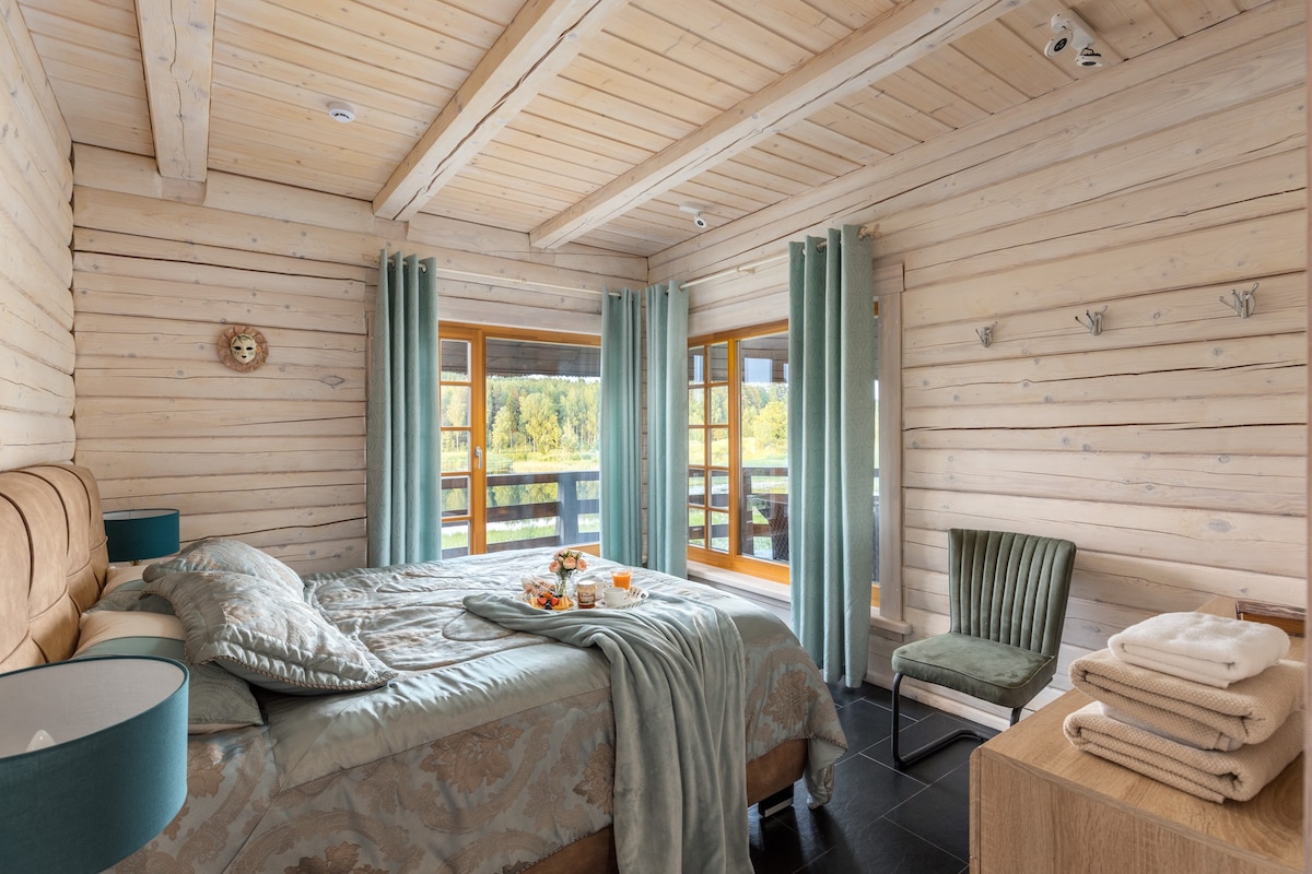 Lakeside Luxury: 5-BR Villa with Jacuzzi & Sauna