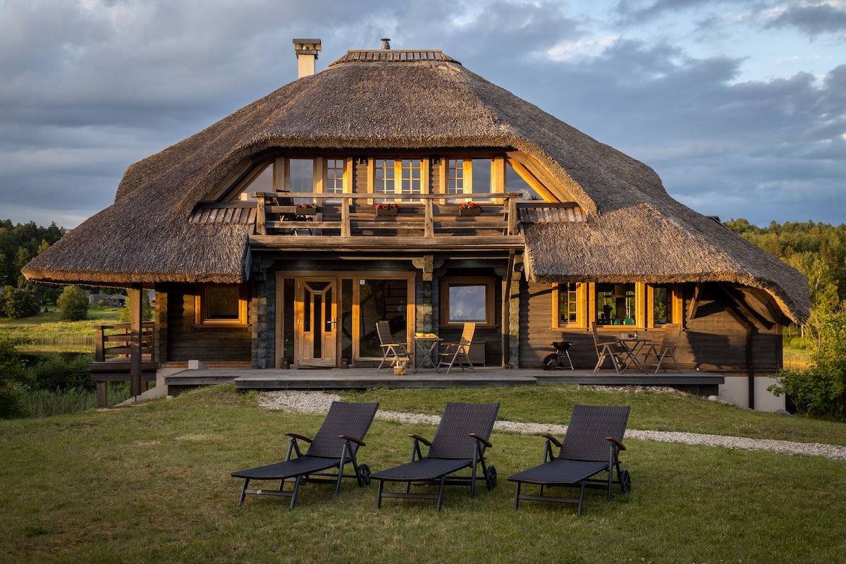 Lakeside Luxury: 5-BR Villa with Jacuzzi & Sauna