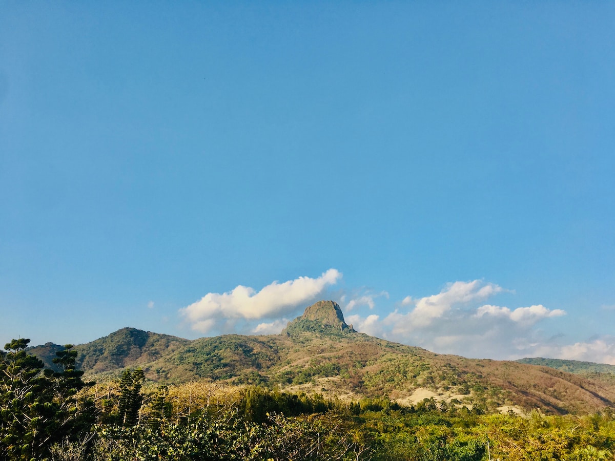 墾丁大街-兩人房(一大床)-就在墾丁大街上，走路一分鐘抵達公車站，門口就是夜市，走路3分鐘抵達海邊