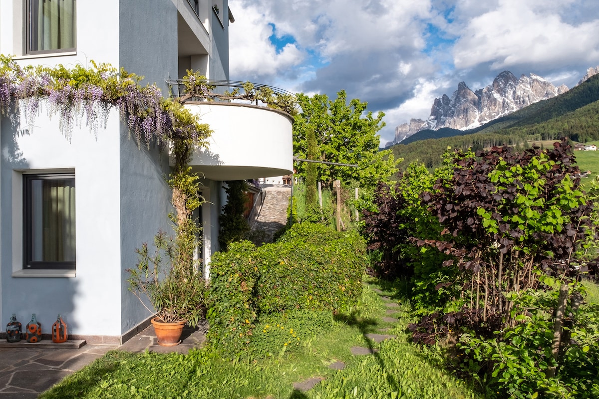 Dolomitenblick Apartment B mit  Gartenplatz